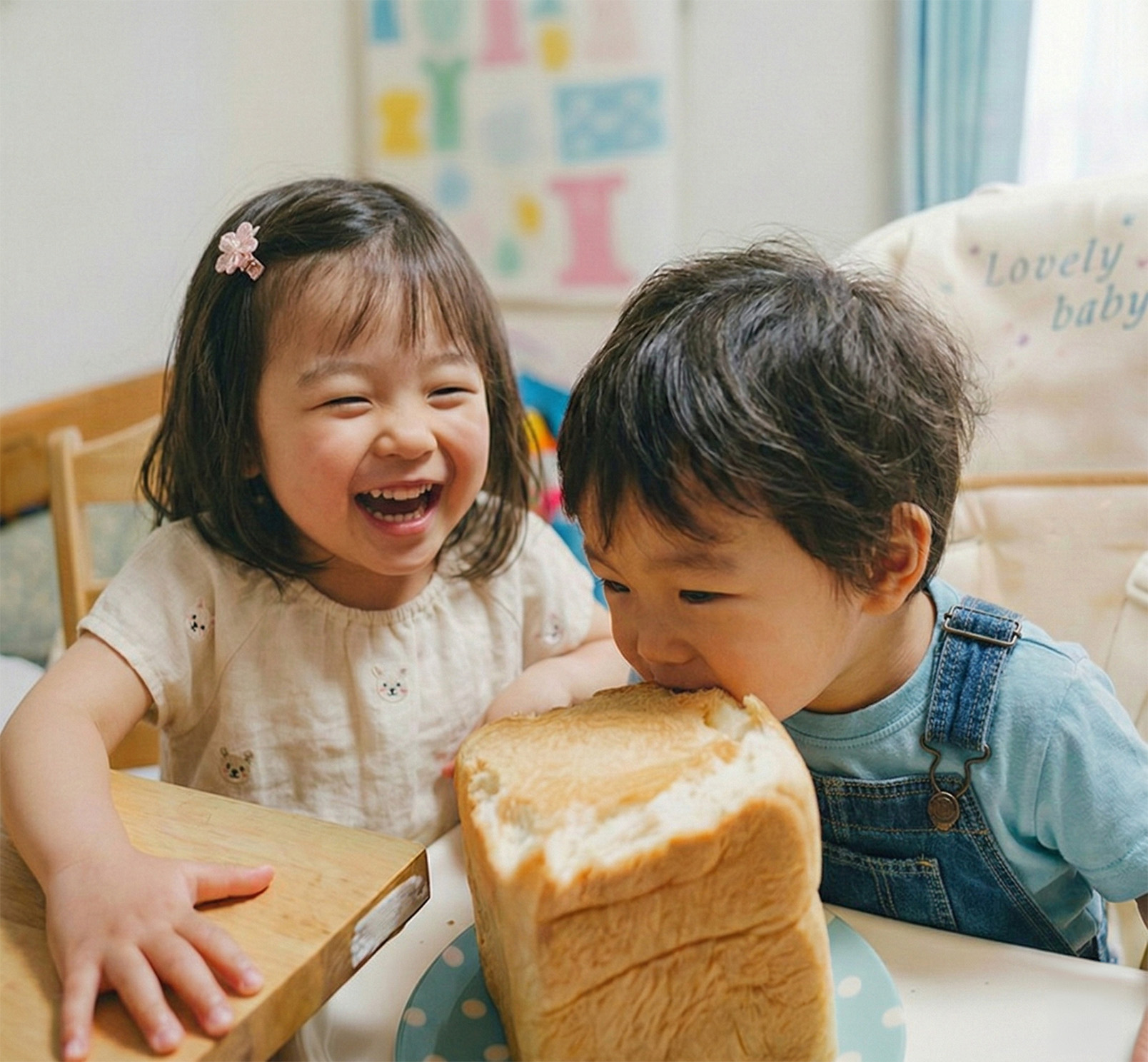 姉弟がパンを食べる笑顔
