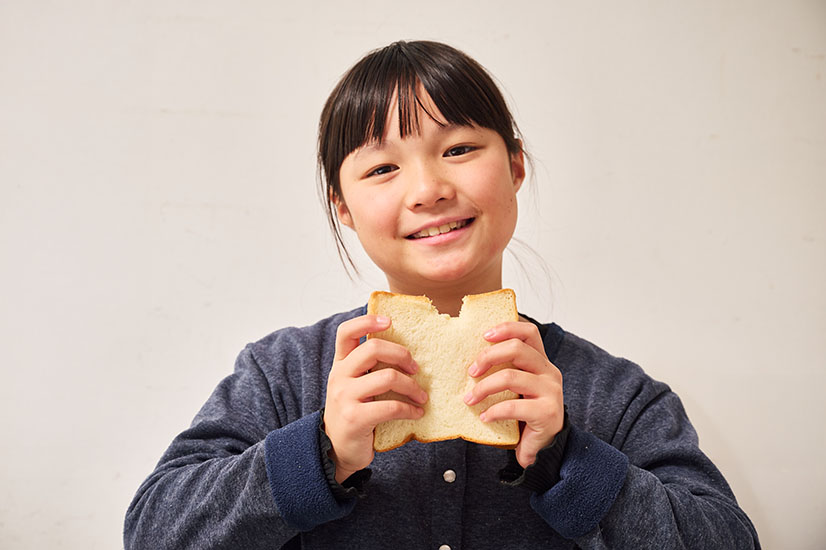 パンを食べる笑顔の子ども