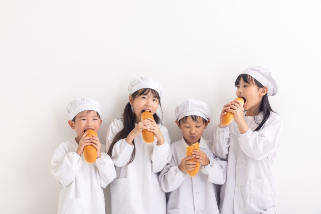 コッペパンをかじる子どもたち